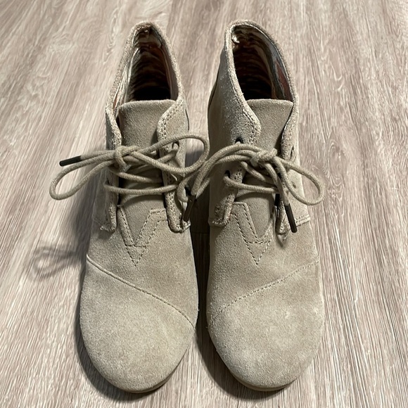 Tom’s Women’s Wedge Ankle Booties Size 6.5 Desert Sands Tan Suede Lace Up - Picture 3 of 13